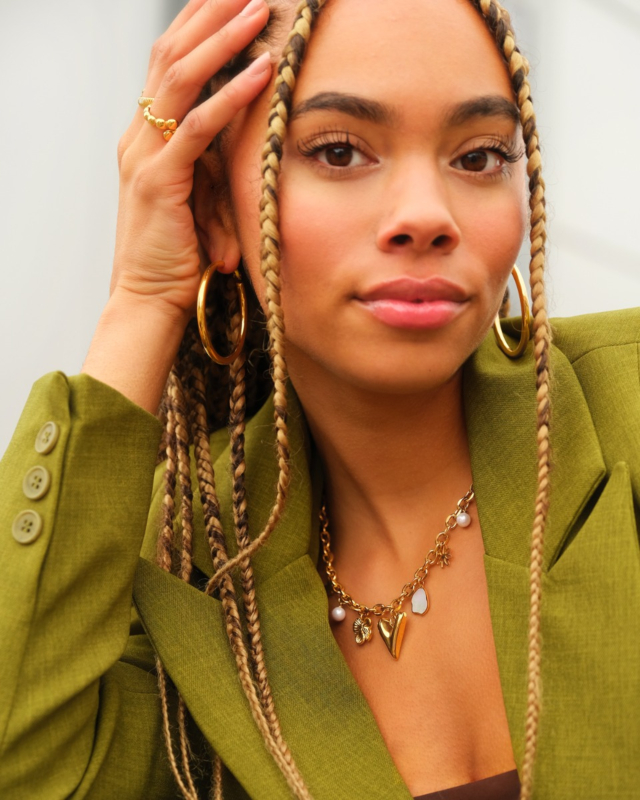 Model draagt gouden hoops