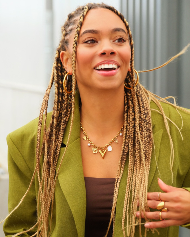 Gouden hoops bij model