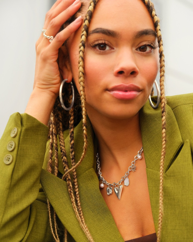 Model met zilveren hoop oorbellen