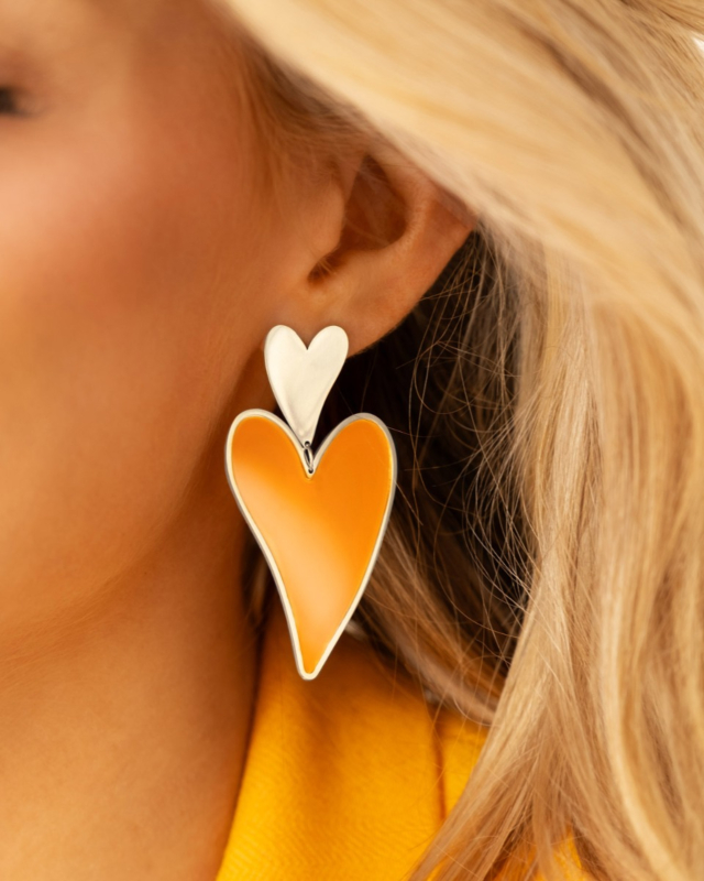 Koningsdag oorbellen bij model