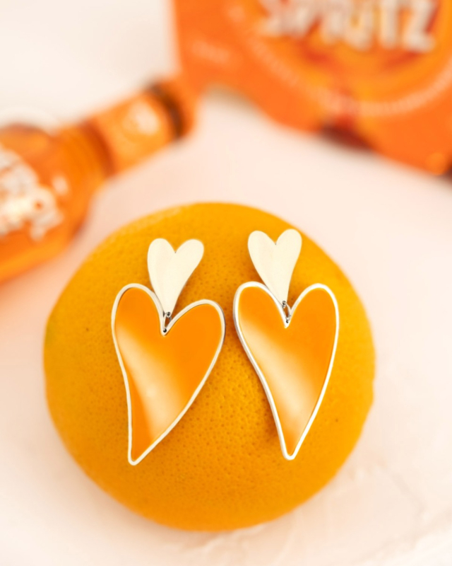 Hartjes oorbellen oranje op sinaasappel
