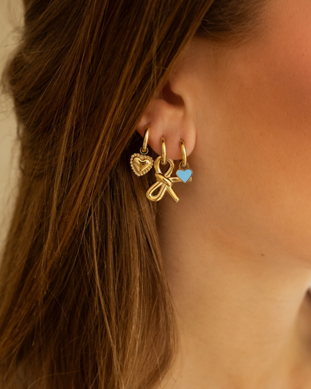 Gouden earparty met blauwe details