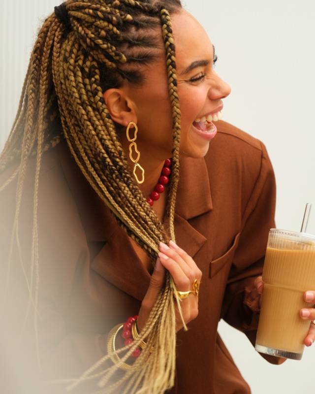 Gouden organic oorbellen sieraden look