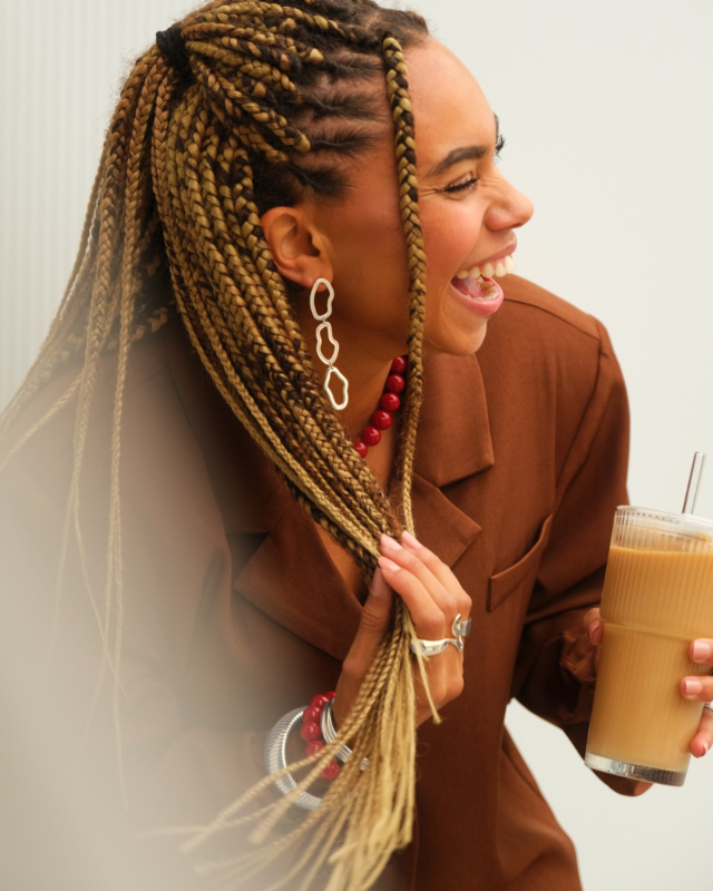 Zilveren organic oorbellen met sieraden look