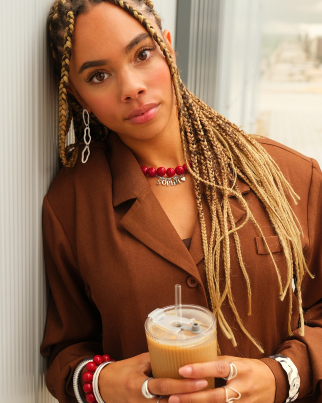 Model draagt rode en zilveren sieraden