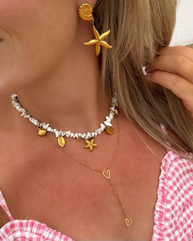 Gouden oorbellen en kettingen met zeesterren