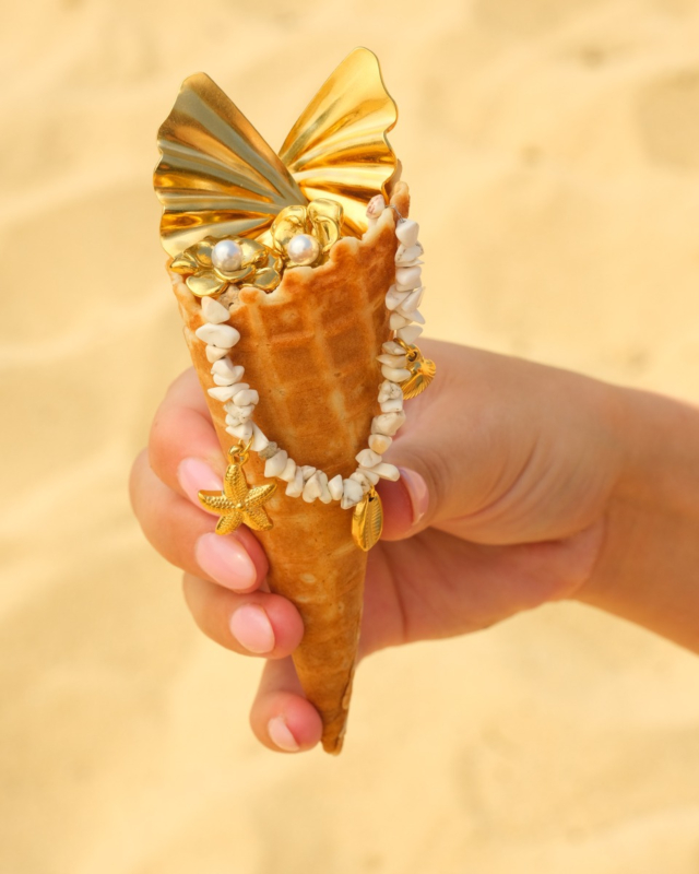 Gouden sieraden in ijshoorn