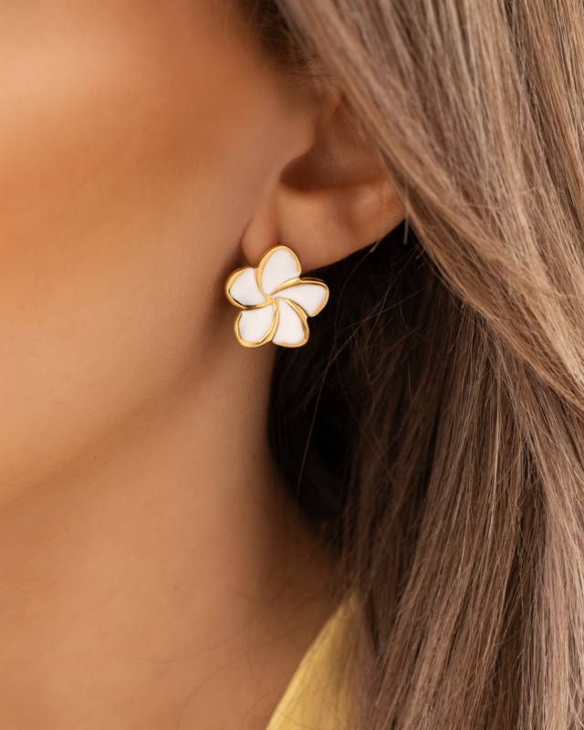 Gouden bloemen oorbellen wit bij model