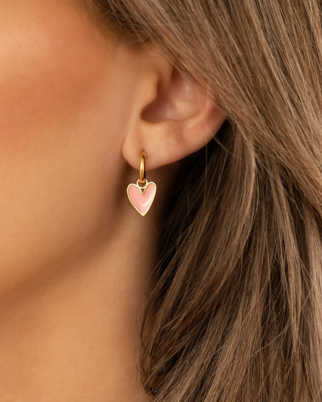 Gouden oorringetjes met roze hartje bij model