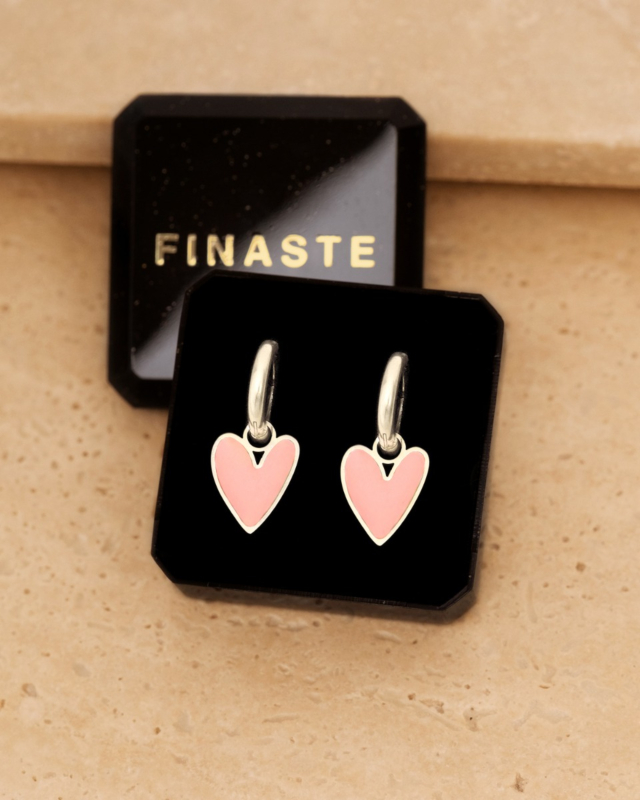 roze hartjes oorbellen in zilver in een sieradendoosje