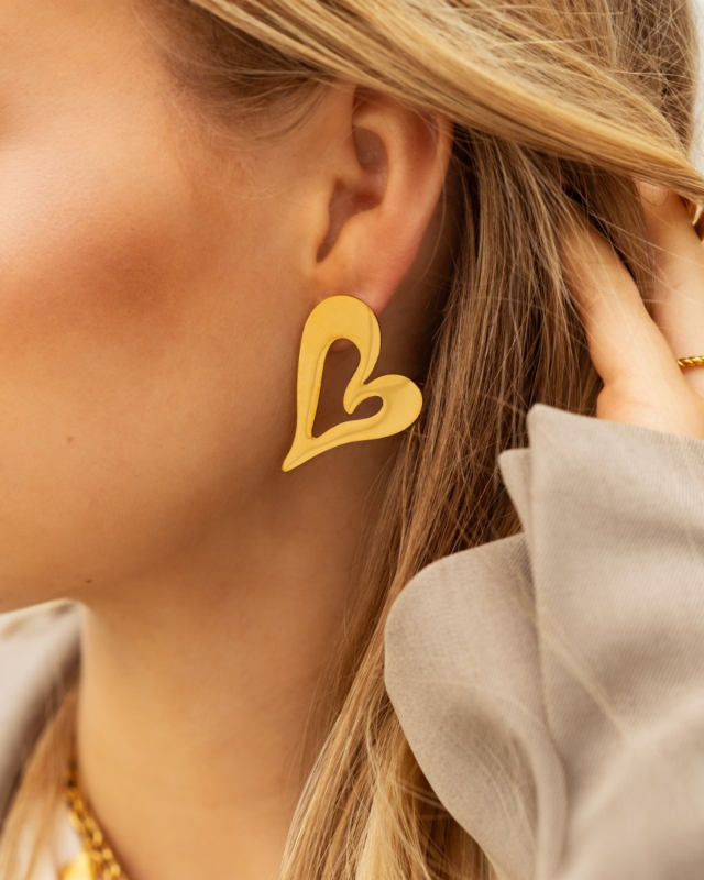 gouden statement hart oorbellen
