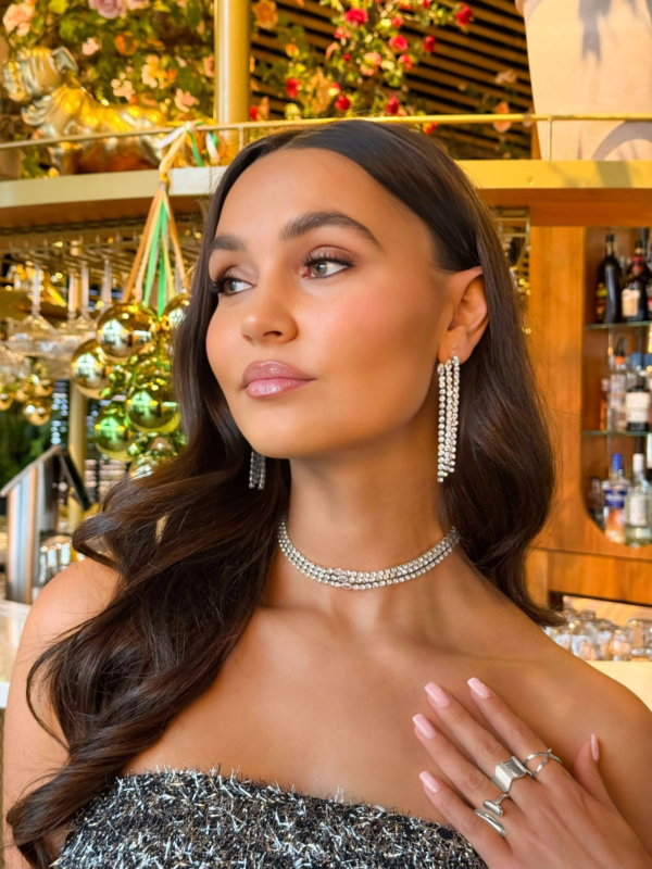 Model met zilveren steentjes sieraden