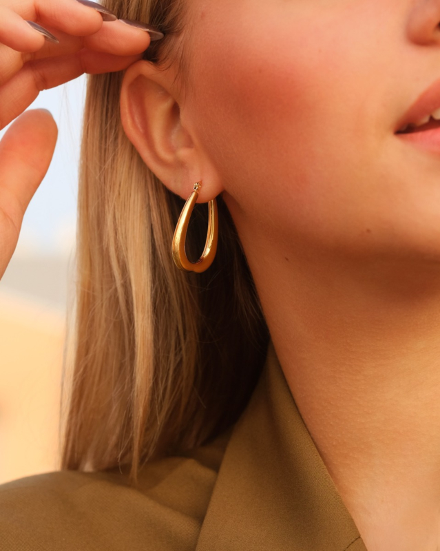 Minimal organic hoops goudkleurig