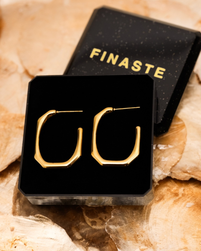 Rechthoekige gouden oorbellen in sieradendoosje