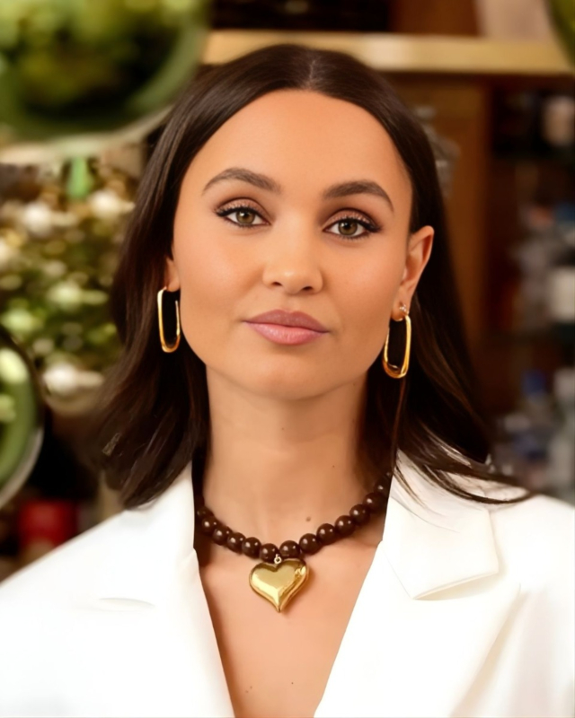 Model met gouden sieraden