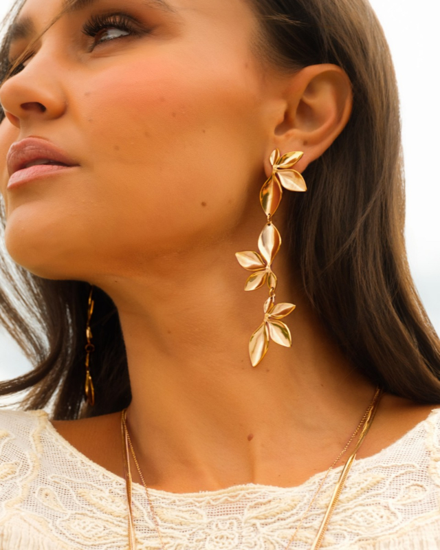 Gouden flower oorbellen