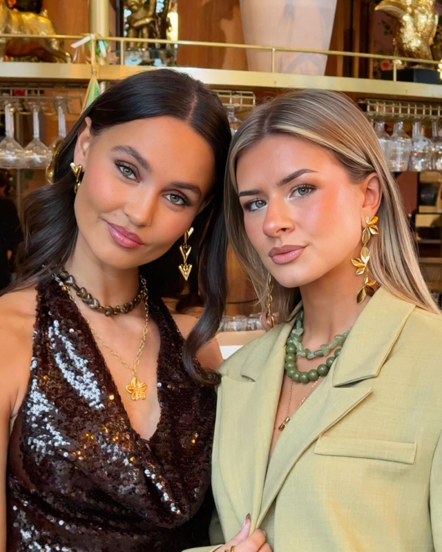 Modellen met gouden sieraden