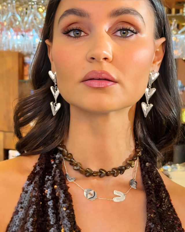 Zilveren love sieraden bij model