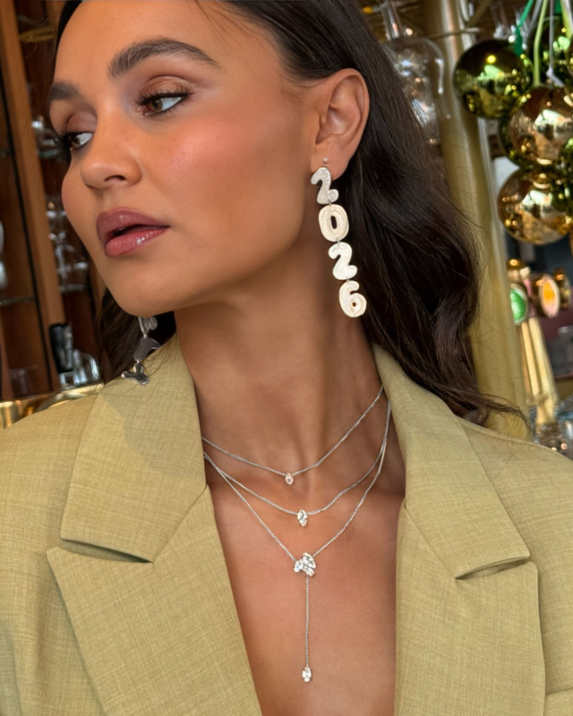 Model met zilveren party sieraden