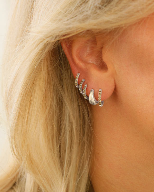 Zilveren earparty met groene steentjes