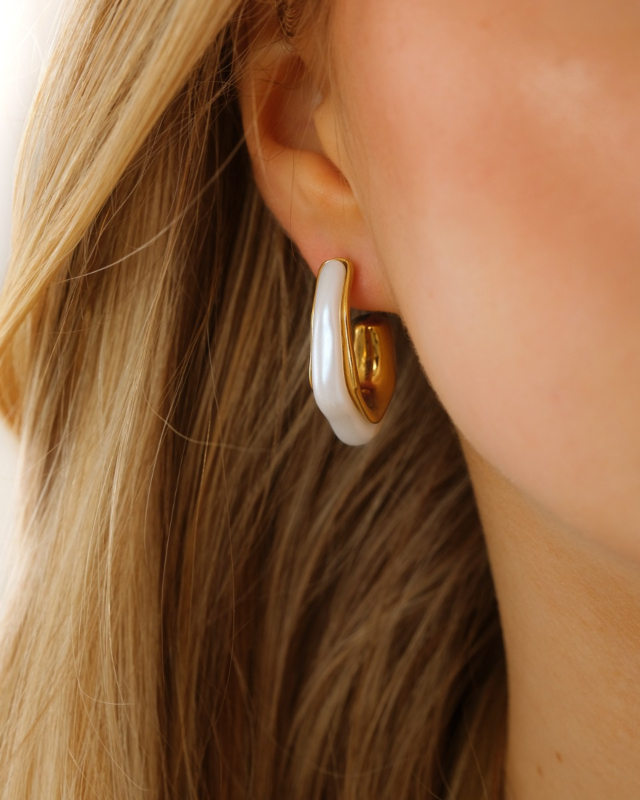 gouden organic parelmoer oorbellen