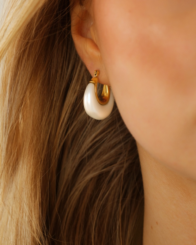 gouden oorbellen met parelmoer