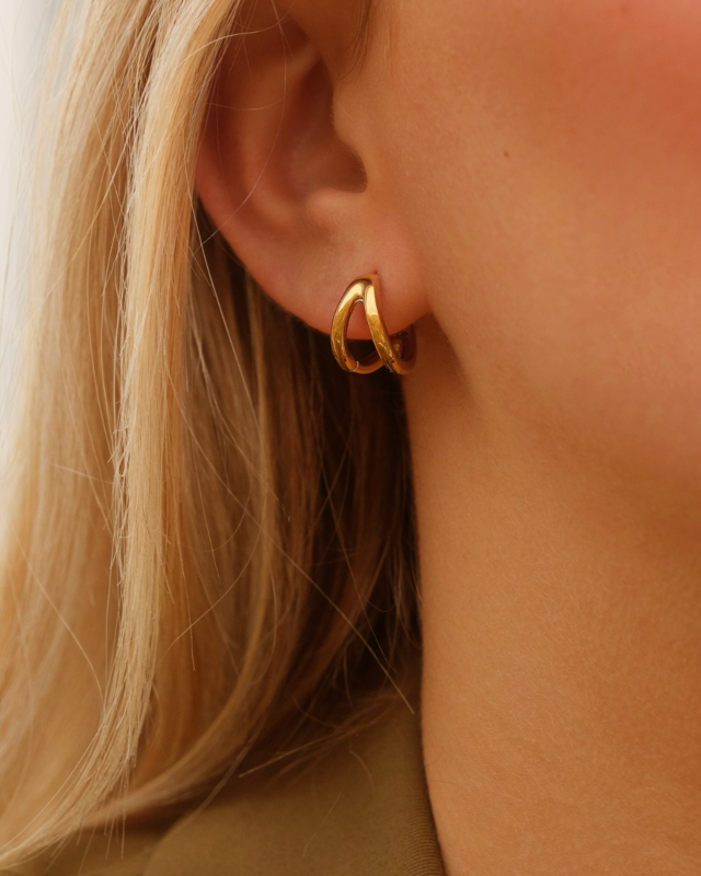 Dubbele oorringen goud bij model
