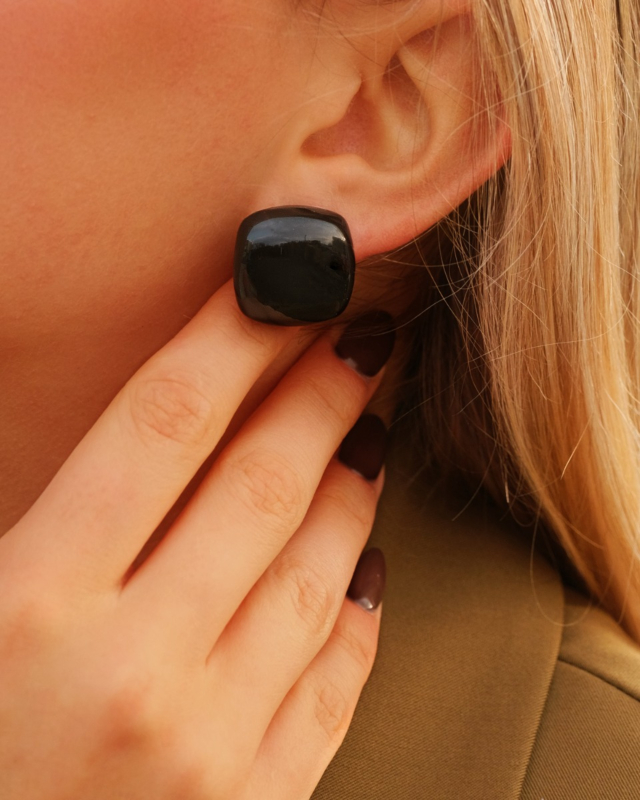 Zwarte statement oorbellen bij model