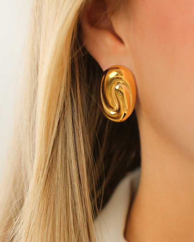 Ovale stud oorbellen goud bij model