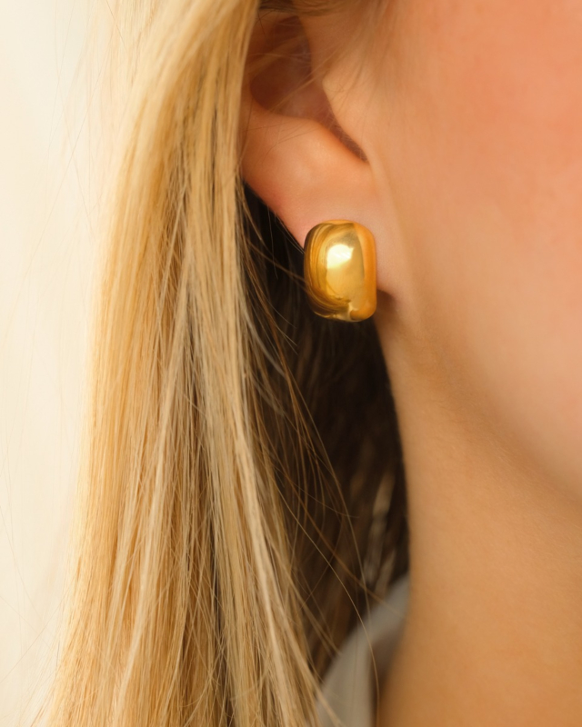 Gouden stud oorbellen bij model