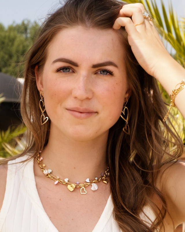 Gouden sieraden look voor de zomer