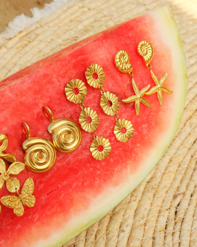 Gouden oorbellen in watermeloen