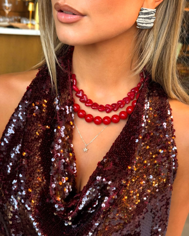 Rode en zilveren sieraden look