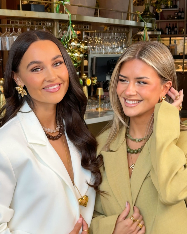 Modellen met gouden sieraden