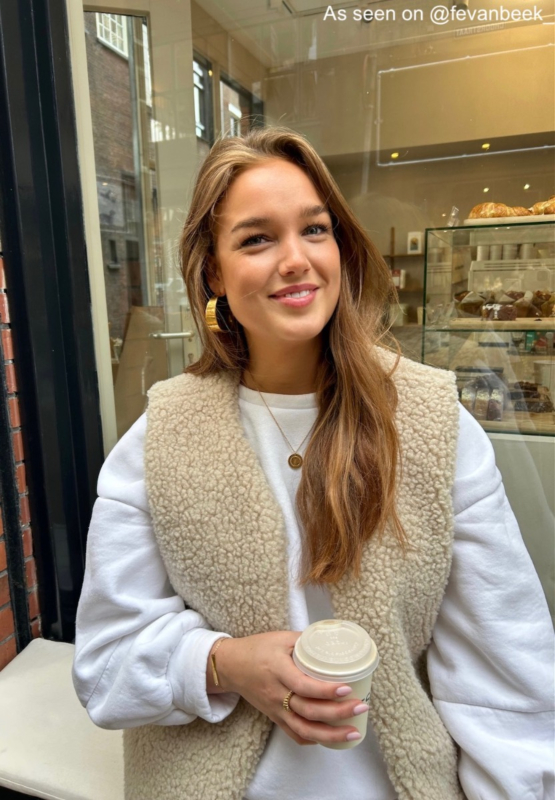 Influencer draagt gouden sieraden