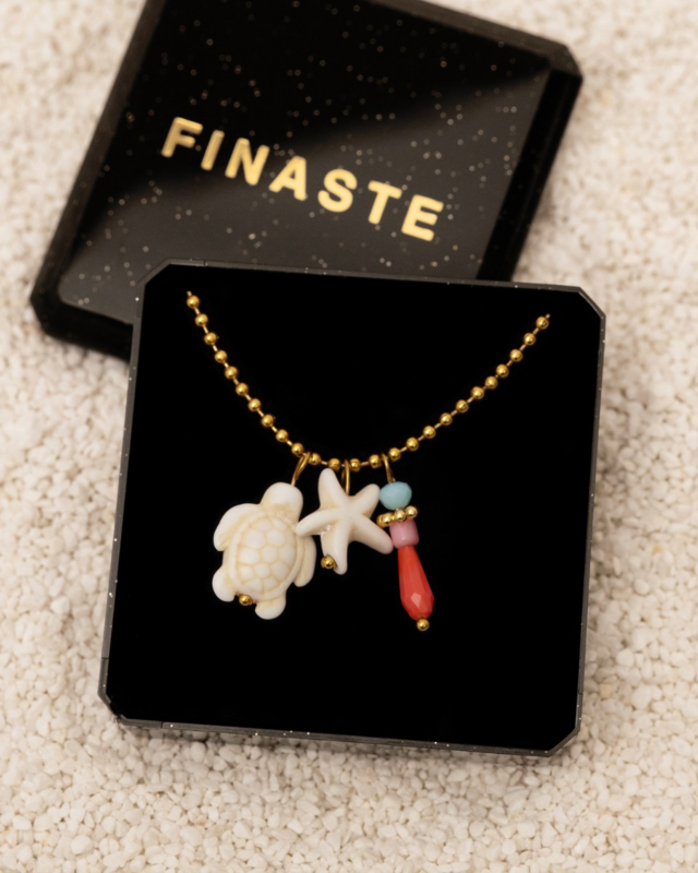 Bolletjes ketting met bedels in sieradendoosje