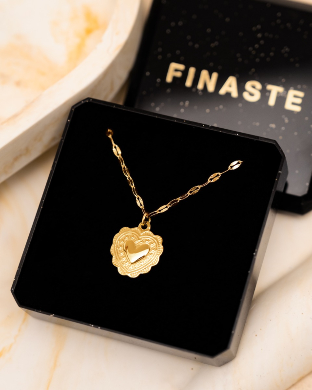 Gouden ketting met hartjes bedel in sieradendoosje