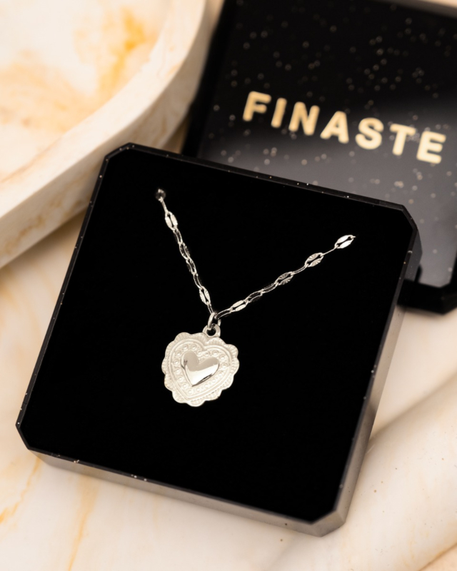 Zilveren ketting met hartjes bedel in sieradendoosje