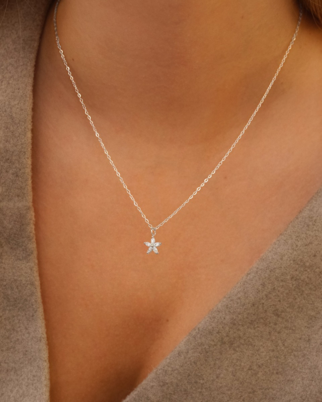 Model draagt zilveren sparkle flower ketting