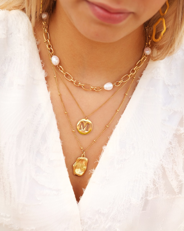 Gouden necklaceparty met parels