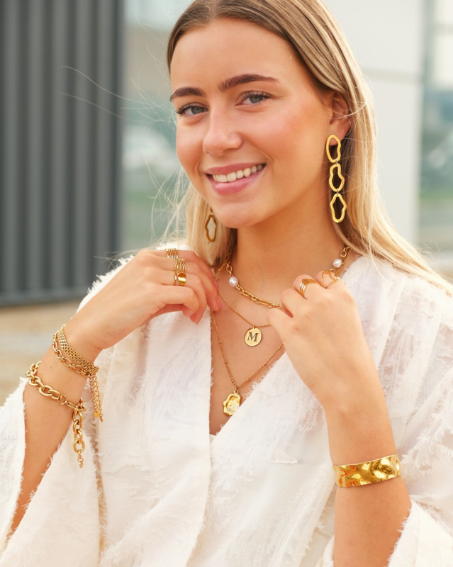 Model draagt gouden sieraden look