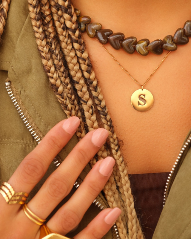 gouden letter ketting met bruine hartjes ketting gecombineerd