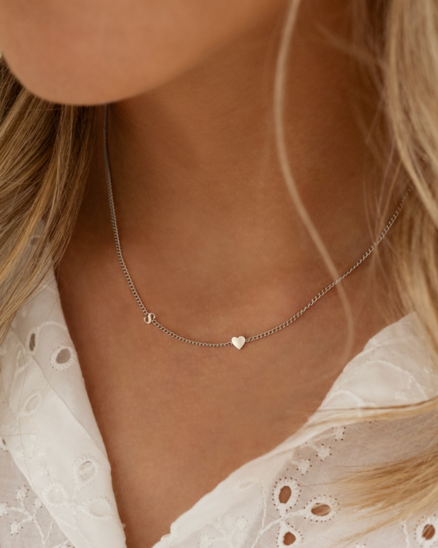 Mini initial ketting met hartje in het zilver