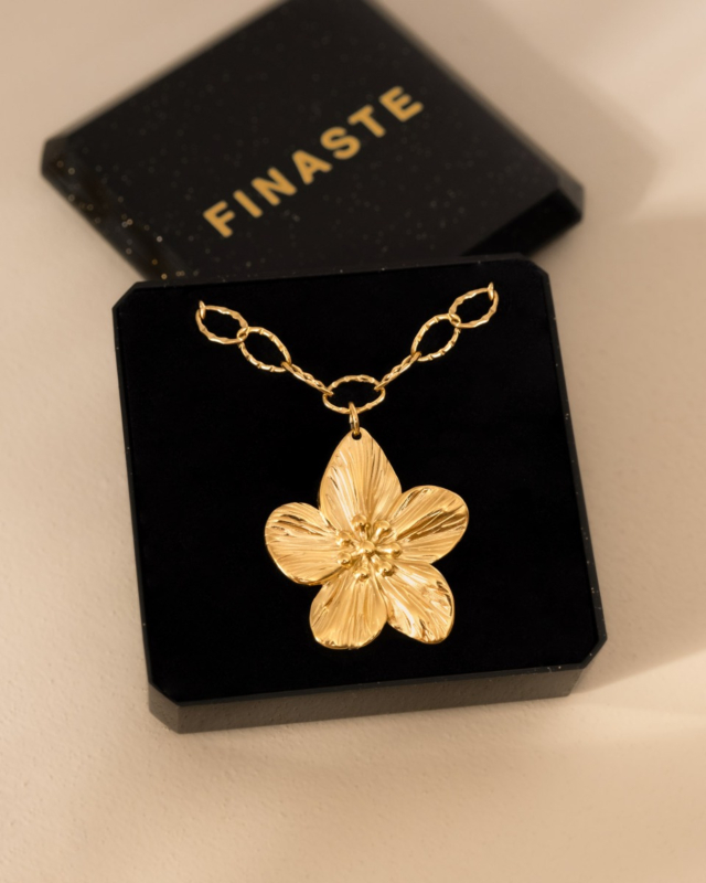 Chain ketting met gouden bloem bedel in sieradendoosje