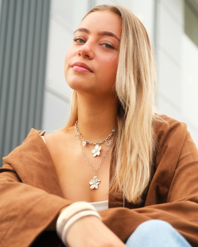 Zilveren necklaceparty met bloemen