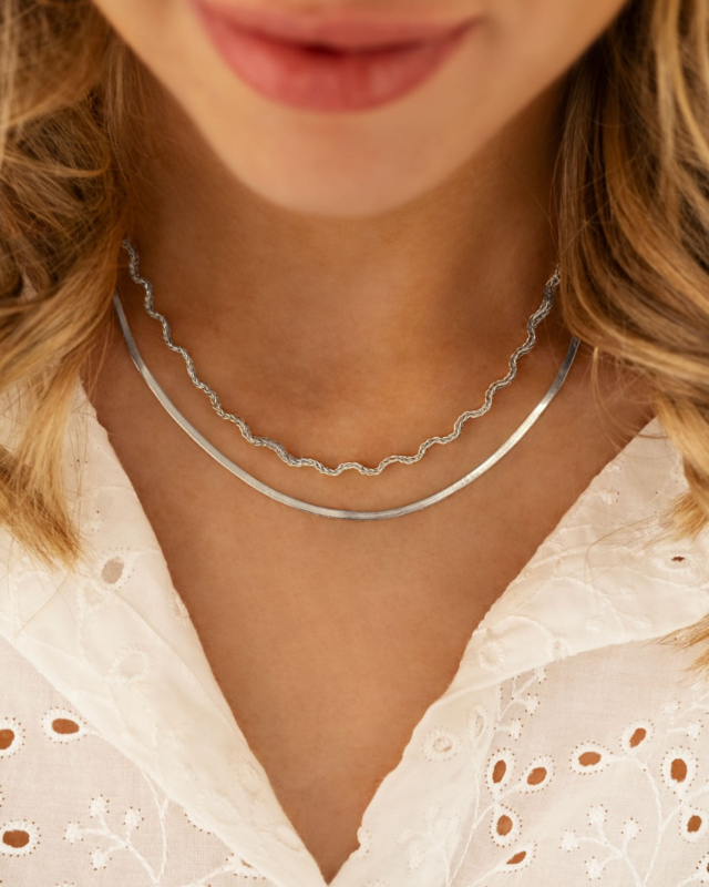 Model draagt zilveren wave & chain ketting