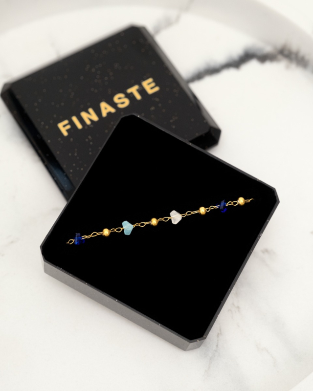 bolletjes armband met blauwe steentjes in sieradendoosje
