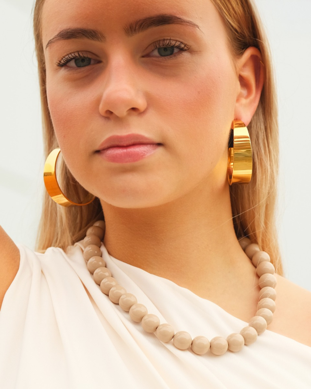 Beige kralen ketting bij model