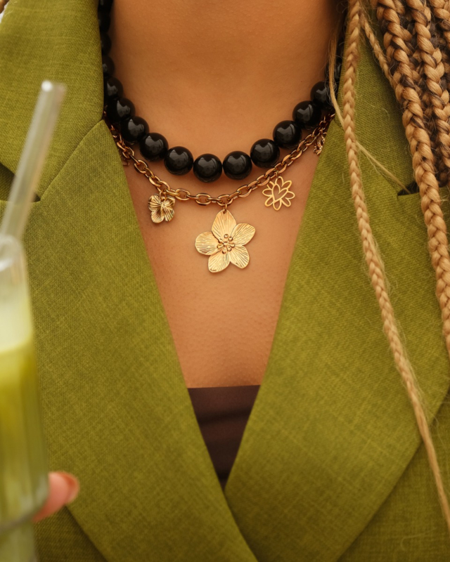kettingen combinatie met kralen ketting en bedelketting en groene blazer