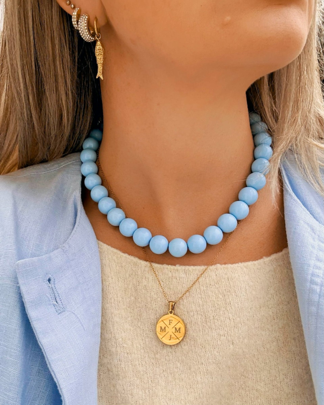 Gouden en blauwe kettingen